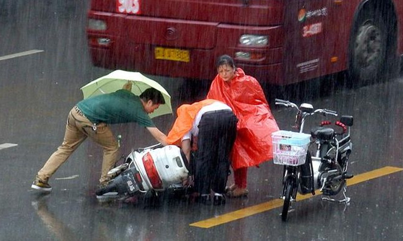 電動(dòng)車騎行不開燈易釀事故：法律無(wú)規(guī)定，交警定責(zé)時(shí)考慮“黑燈”因素合理嗎？